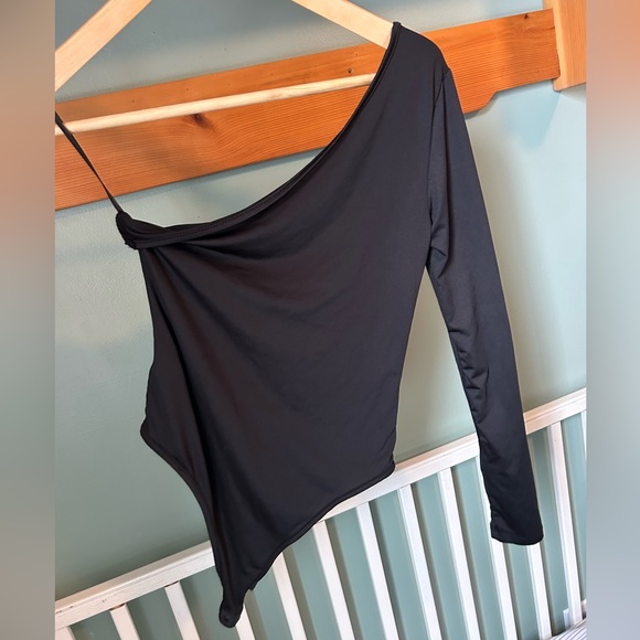 SHEIN Tops - Black One Shoulder Bodysuit